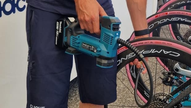 La dura vita dei meccanici al Giro d'Italia